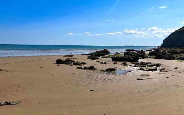 Geodome Glamping With sea Views Near Pendine