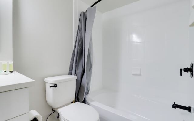 Modern & Charming Apt With Rooftop