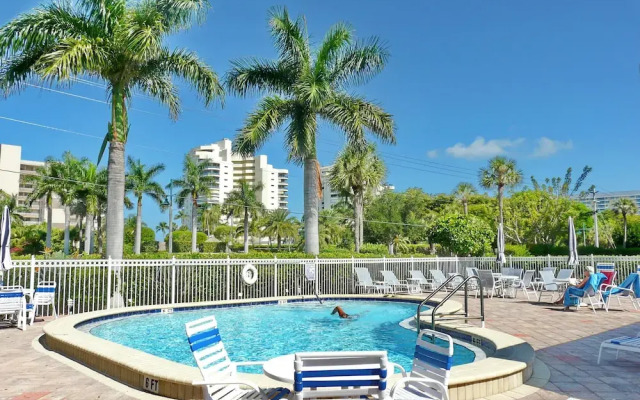 Stylish Condo Across From South Beach