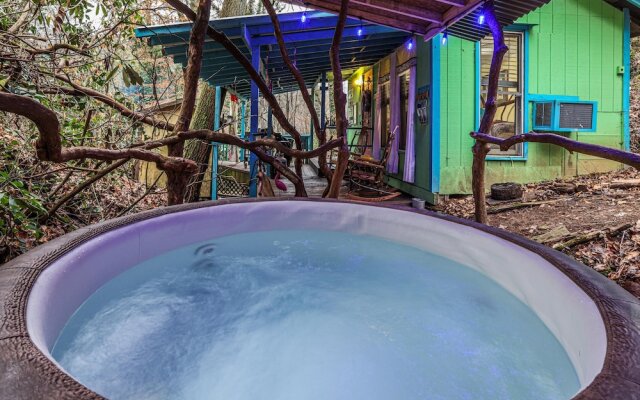 Bear Creek Lodge and Cabins in Helen Ga - Pet Friendly, River on Property, Walking Distance to downtown Helen