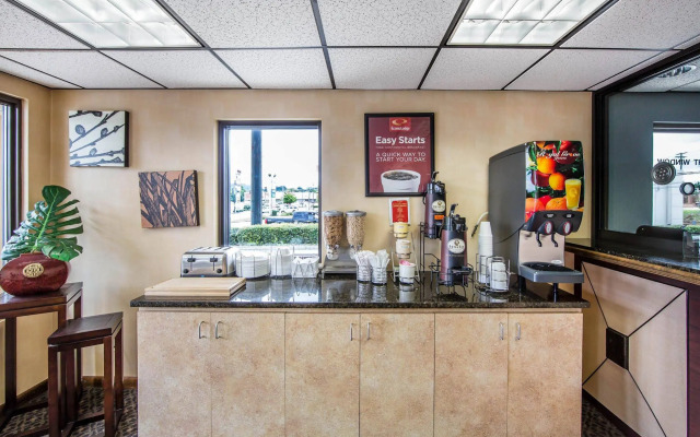 Econo Lodge North