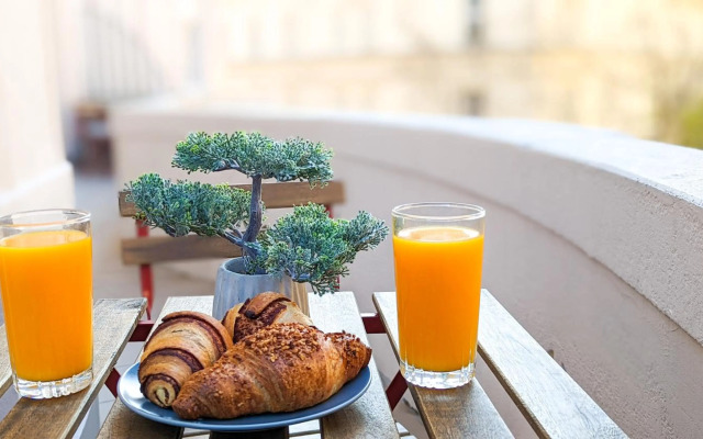 120M2 LUXURY CONDO with SAUNA, JACUZZI, CINEMA In Downtown Budapest