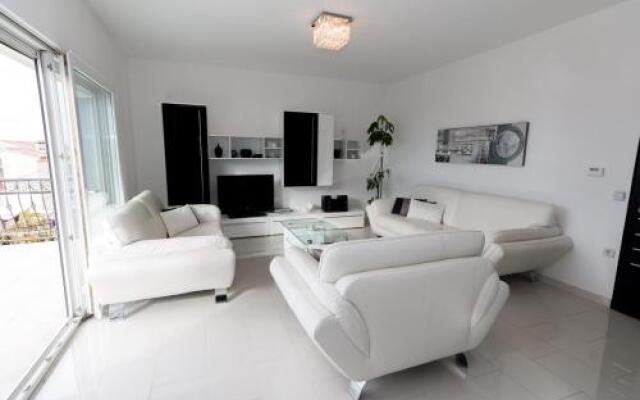 Holiday House Queens with Sea View