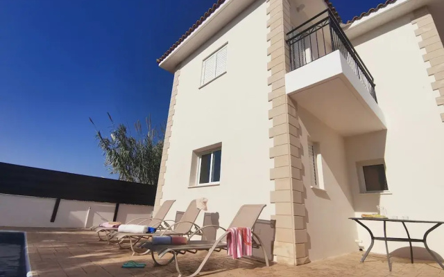 Minas Villa Pool Wifi and Close to Sirena bay