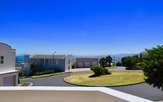 2 Bedroom Apartment Nestled Under Devil's Peak