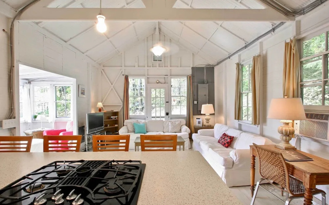 Cozy Stockbridge Cabin - Walk to Beach & Lake!
