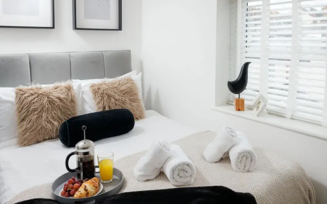 Modern 3 Bed Apartment - Parking
