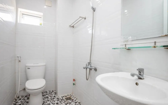 Hoang Truong Hotel by OYO Rooms