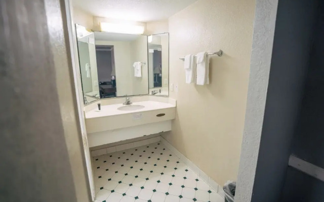 Guest Inn & Suites