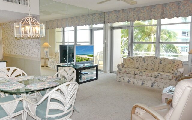 Cozy Beachfront Condo With Pool and Ocean Views