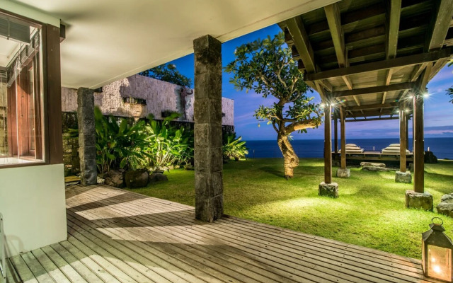 Absolute Cliff Front Pandawa Beach Villa
