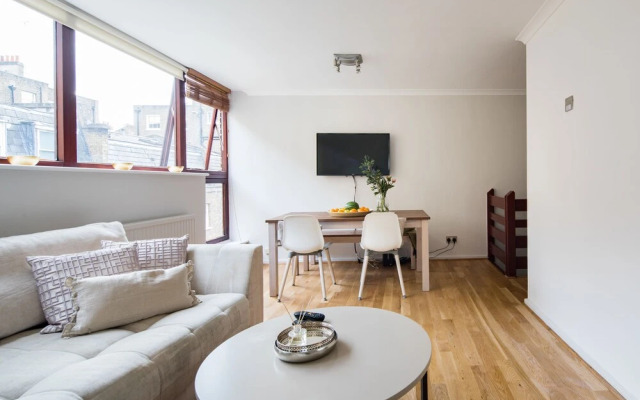 Richardsons Mews by Lime Street