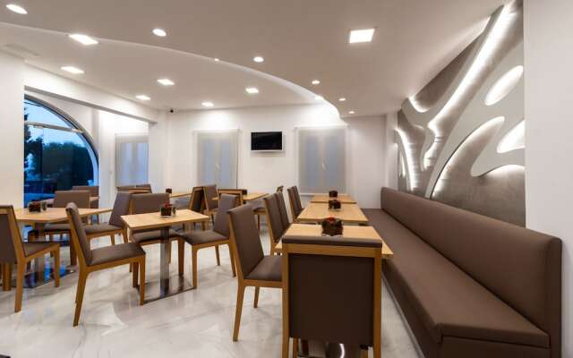 Deluxe Hotel Santorini