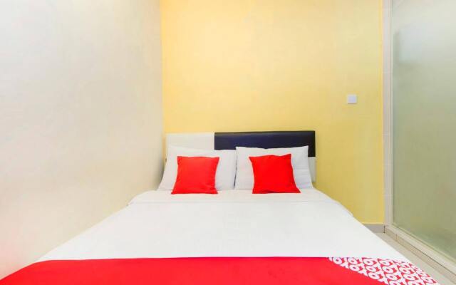 OYO 220 Hotel Sri Maluri