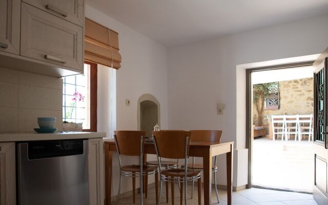 "sifakis Gorgeous Stone House"