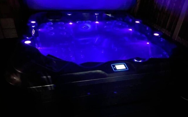 Private Hot Tub, Sauna, Ice Bath Gym Apartment