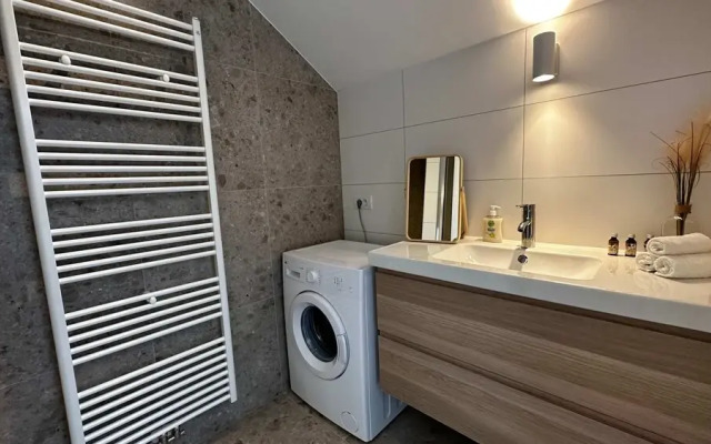 Luxury 1BR Near Fashion District by Oneluxstay