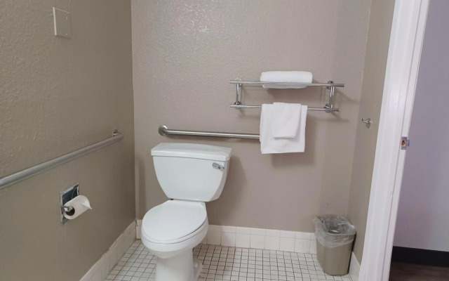 Motel 6 Fresno, CA - Blackstone North