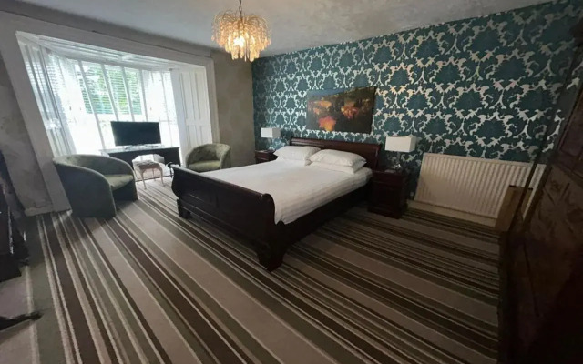 OYO Lamphey Hall Hotel