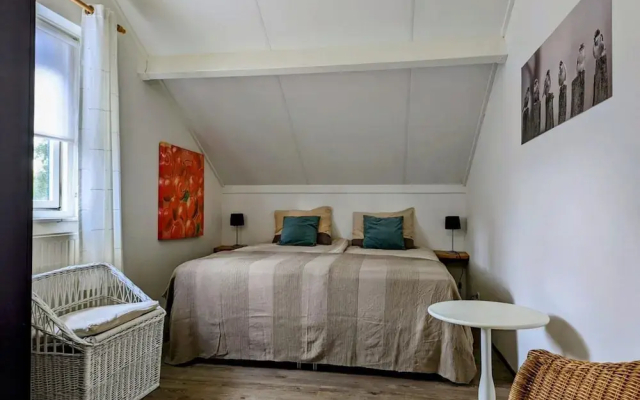 Spacious Bungalow Near Water