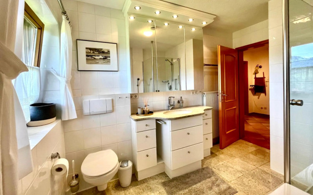 Wunderschöne Wohnung mit Balkon und Blick auf die Alpen