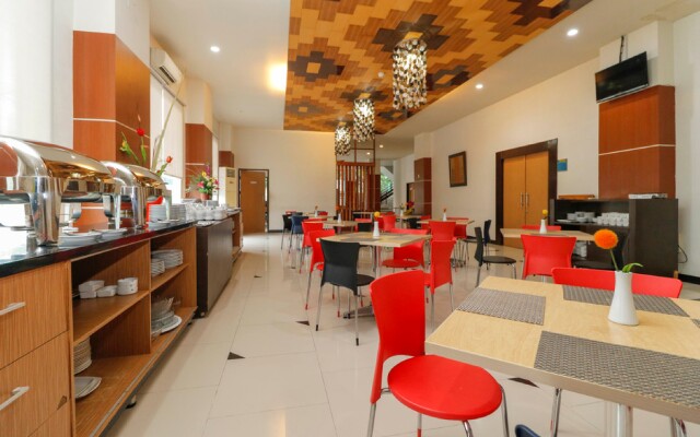 RedDoorz Plus near Pantai Losari