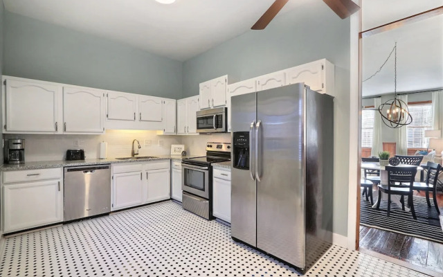 Gallery Stays - Amiri Pop