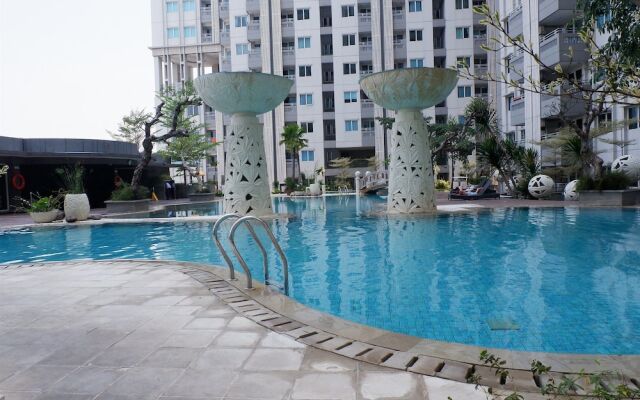 Close to Pool Studio Apartment Sky Terrace at Daan Mogot Baru