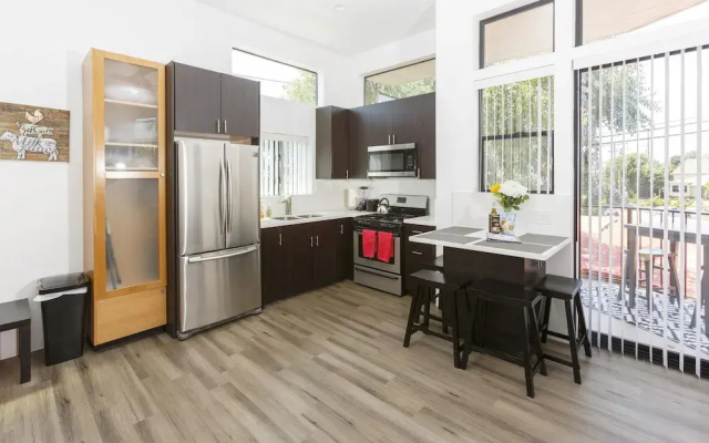 Modern Loft Rooftop Deck Venice Beach Studio Bedroom Apts by RedAwning