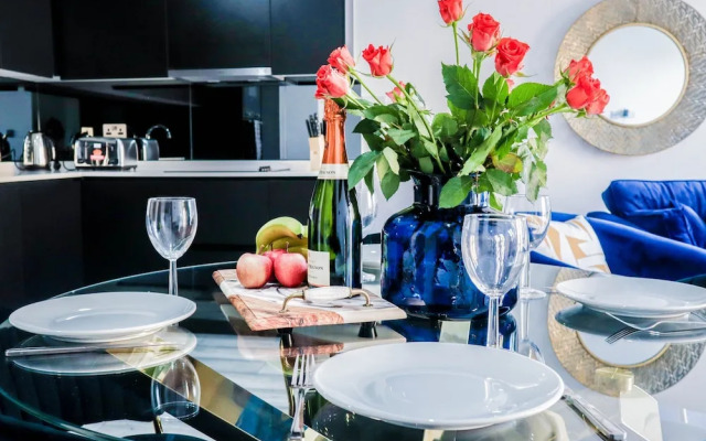 Luxurious 1 Bed Apartment - Free Wifi and Parking