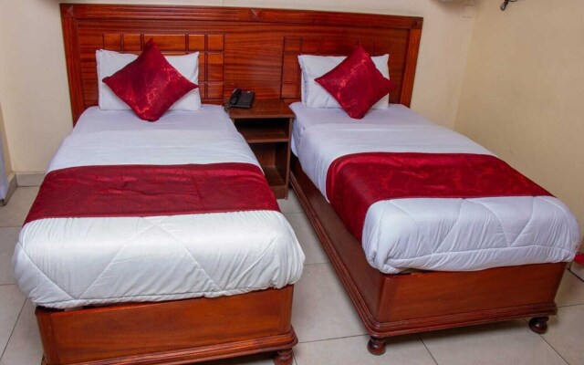 Trotters Hotel - Kenol