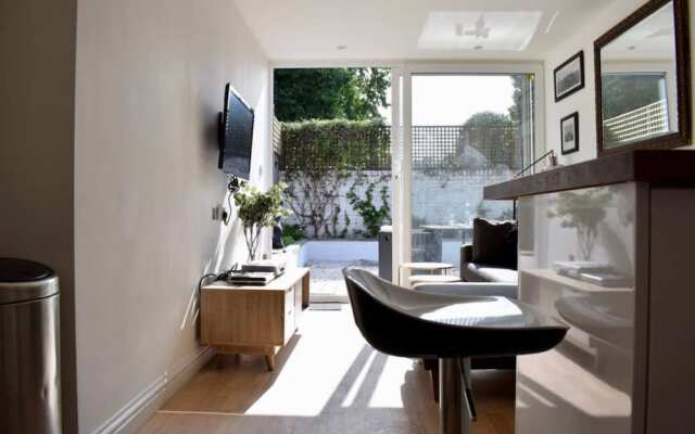 Stylish And Bright 2 Bedroom Flat With Garden