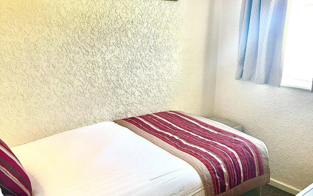 Clifton Court Metro Hotel