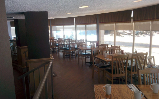 Clarion Lakeside Inn & Conference Centre