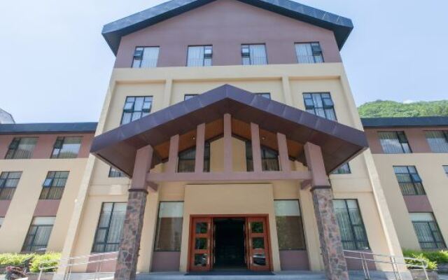 Shennongjia Auspicious Clouds Building Forest Hotel