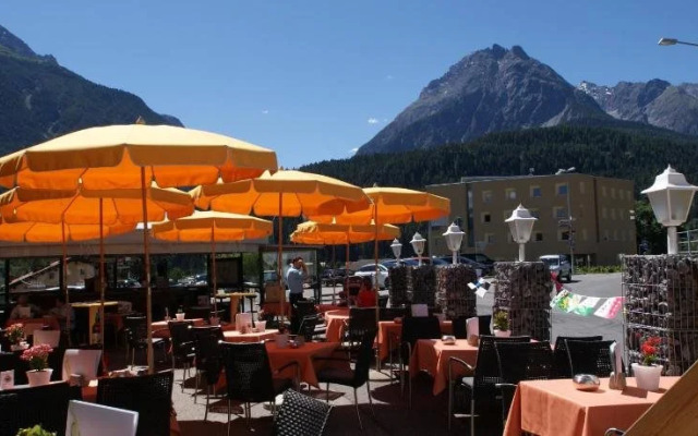 Bellaval Hotel & Restaurant