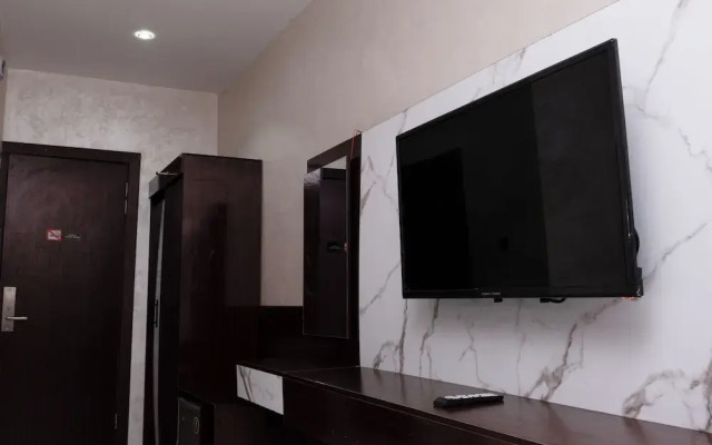 Formula 2 Hotel and Suites