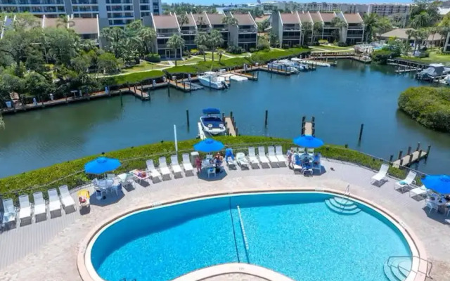Charming 2BR Lagoon-view Steps To Siesta Key Beach