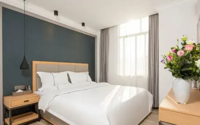 Shengjia Theme Hotel (Guangzhou Dashi Metro Station)