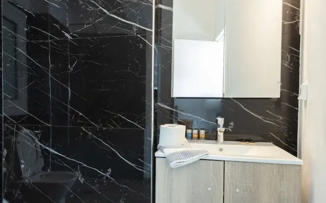 Spacious Urban Retreat Central 2-bedroom Haven for 8