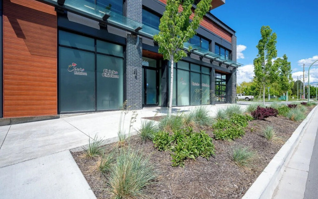 AQUA Corner Unit w Amazing View 614