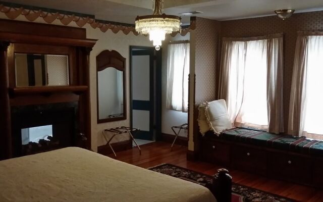 Chestnut Charm Bed & Breakfast