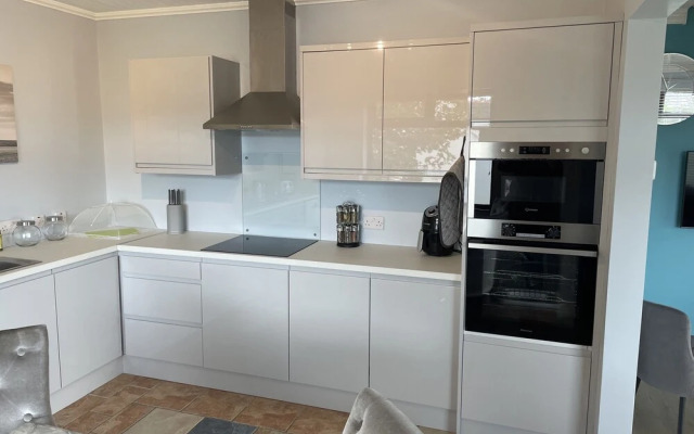 Beautiful 3-bed House in Sunny Killough Down