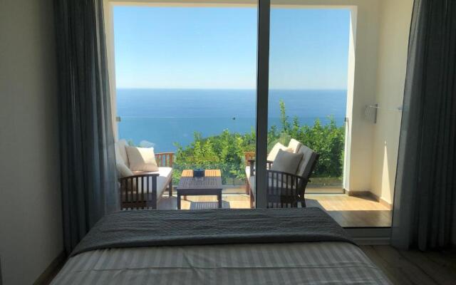 Lakones Deluxe Suites