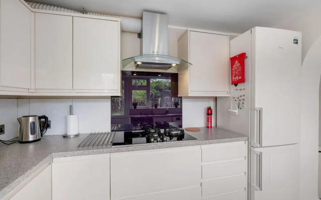 Elegant 5 Bed Home with Garden- Slough