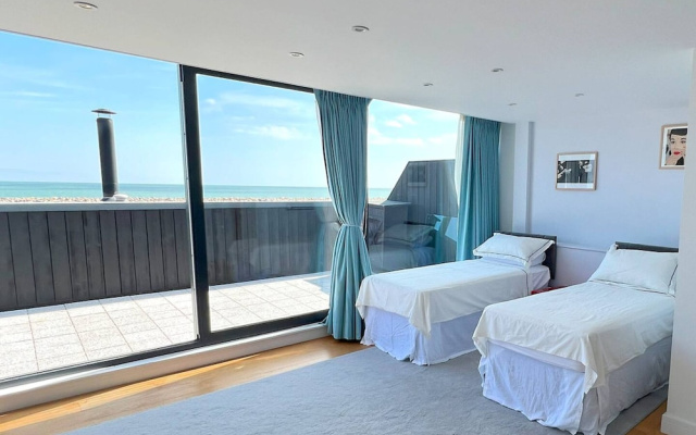 Beachfront Penthouse 4 Bedroom in Hythe