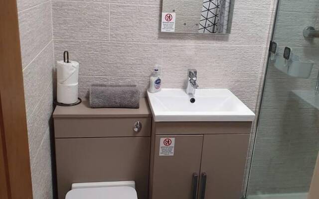 Immaculate 2-bed Apartment in Leigh