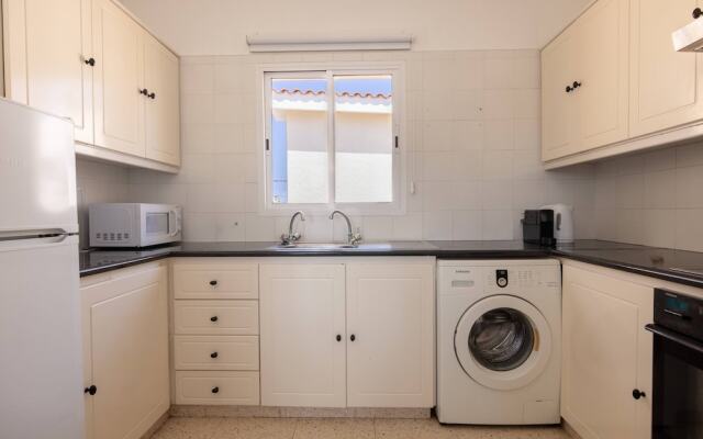 Phaedrus Living Nerina Modern City Flat
