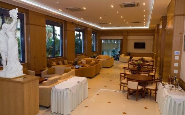 Saronis Hotel