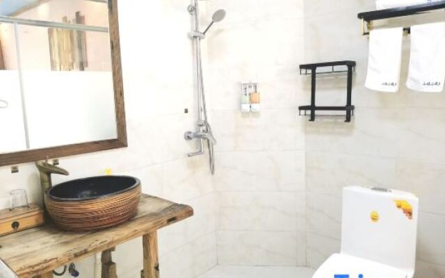 Xiyi Hailuogou townlet Xiaozhu Homestay